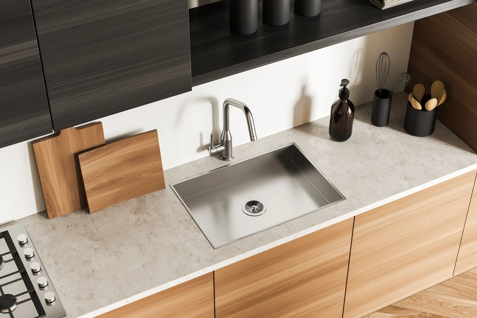 Cuisine moderne avec plan de travail en pierre naturelle beige, évier rectangulaire en inox encastré, robinetterie contemporaine chromée