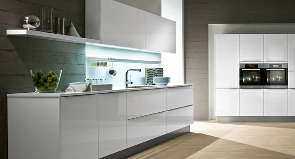 Cuisine moderne avec îlot central dans un intérieur résidentiel haut de gamme