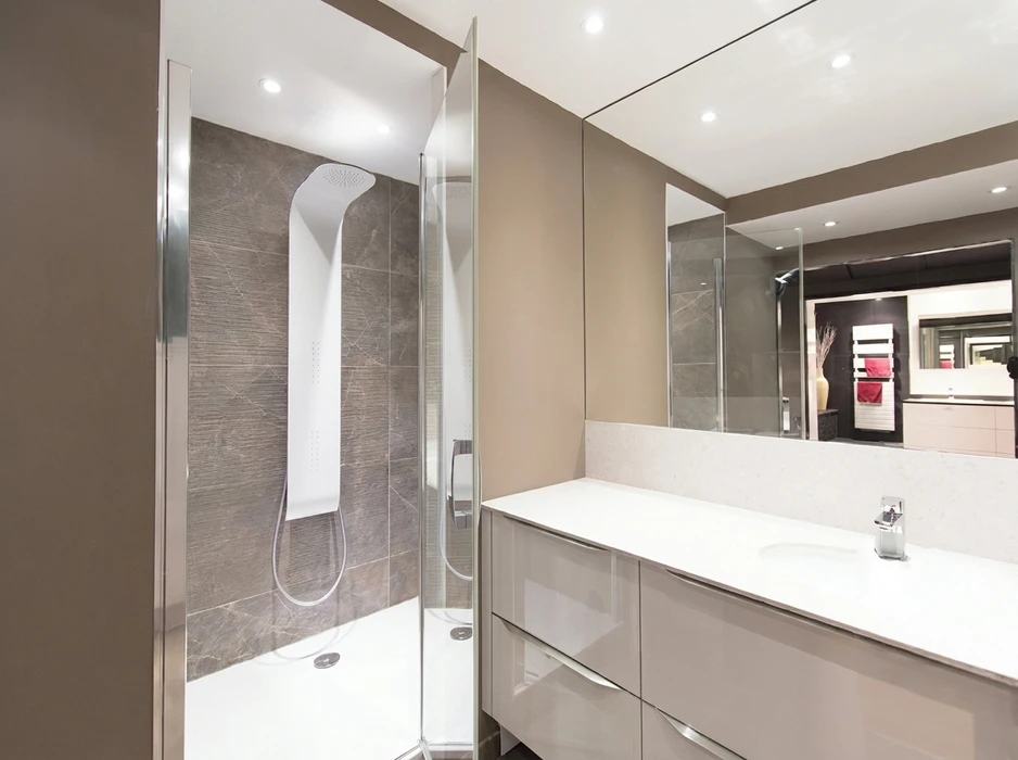 Salon intérieur avec plafond voûté avec boiseries en cèdre lambris en pierre cheminée marron fauteuils en cuir table basse et tapis d'espace tons marron