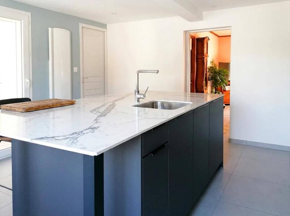 Cuisine moderne avec mobilier laqué rouge coral, plan de travail gris anthracite, évier inox intégré, électroménager encastré blanc