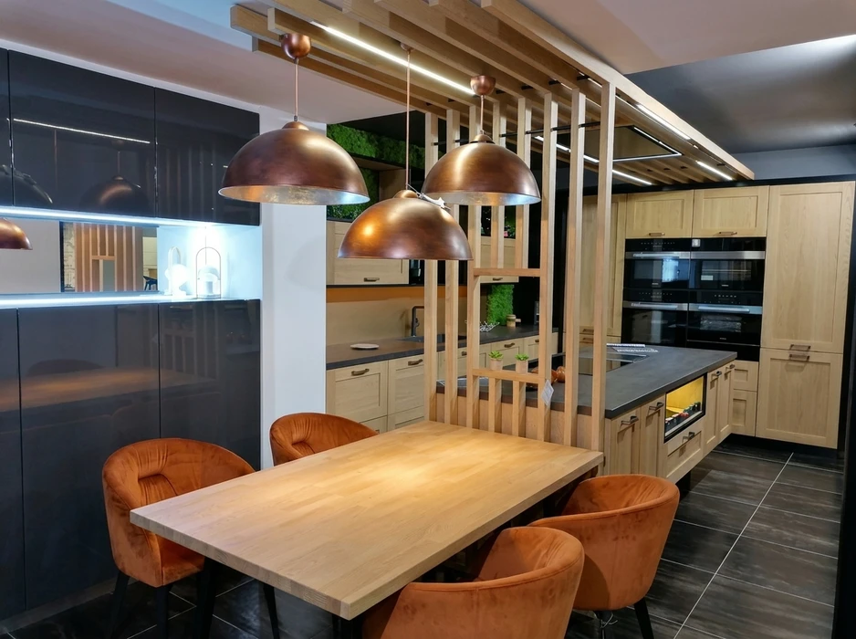 Cuisine moderne avec mobilier laqué rouge coral, plan de travail gris anthracite, évier inox intégré, électroménager encastré blanc