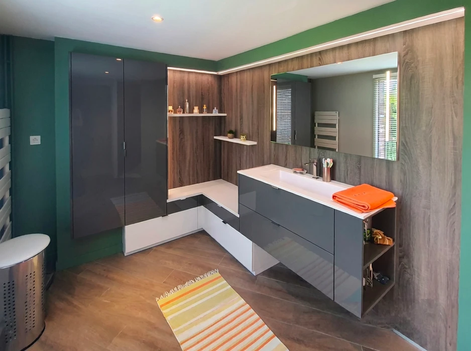 Cuisine moderne avec mobilier laqué rouge coral, plan de travail gris anthracite, évier inox intégré, électroménager encastré blanc
