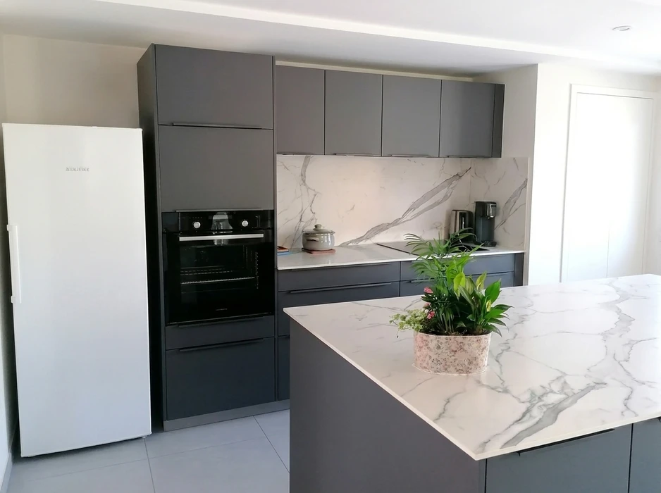 Cuisine moderne avec meuble d'angle ouvert révélant un système de rangement rotatif à plateaux coulissants