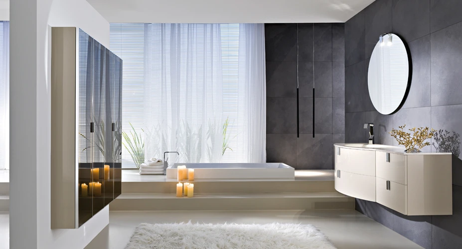 Intérieur de salle de bain moderne avec meuble vasque suspendu en bois massif, miroir circulaire rétroéclairé LED, murs gris anthracite