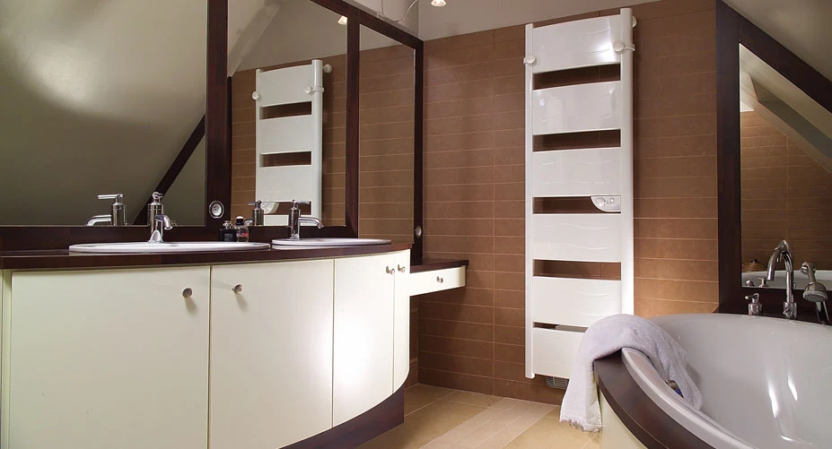 Salle de bain moderne avec double vasque intégrée dans meuble en bois naturel à tiroirs