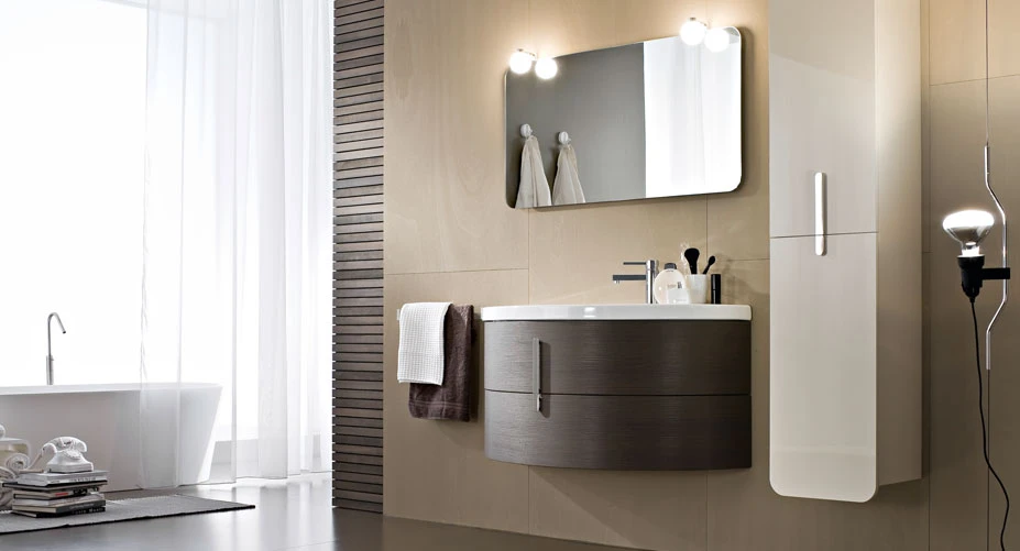 Salle de bain moderne avec double vasque, meuble bas bleu marine à tiroirs et portes, quincaillerie laiton
