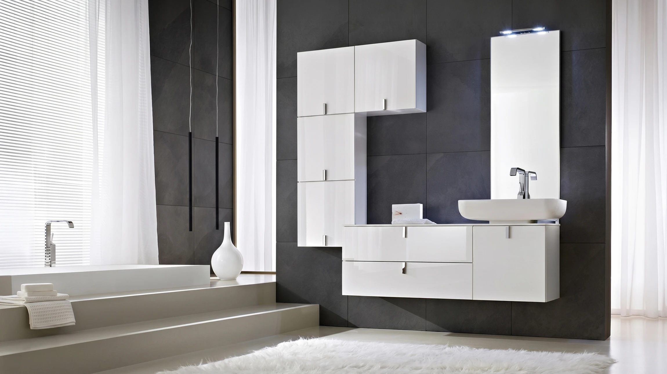 Salle de bain moderne avec double vasque, meuble sous-vasque en bois massif à tiroirs, étagères murales intégrées et deux miroirs rectangulaires