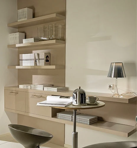 Salon moderne avec mobilier en bois massif comprenant armoires de rangement, bibliothèque murale, table basse et meuble TV