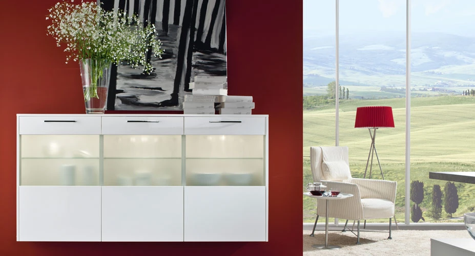 Cet espace de bureau moderne dispose d'un aménagement ouvert avec des chaises de bureau élégantes et ergonomiques et un bureau minimaliste