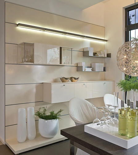 Dressing moderne organisé avec penderie intégrée, rangements modulaires en bois clair, tiroirs à poignées métalliques