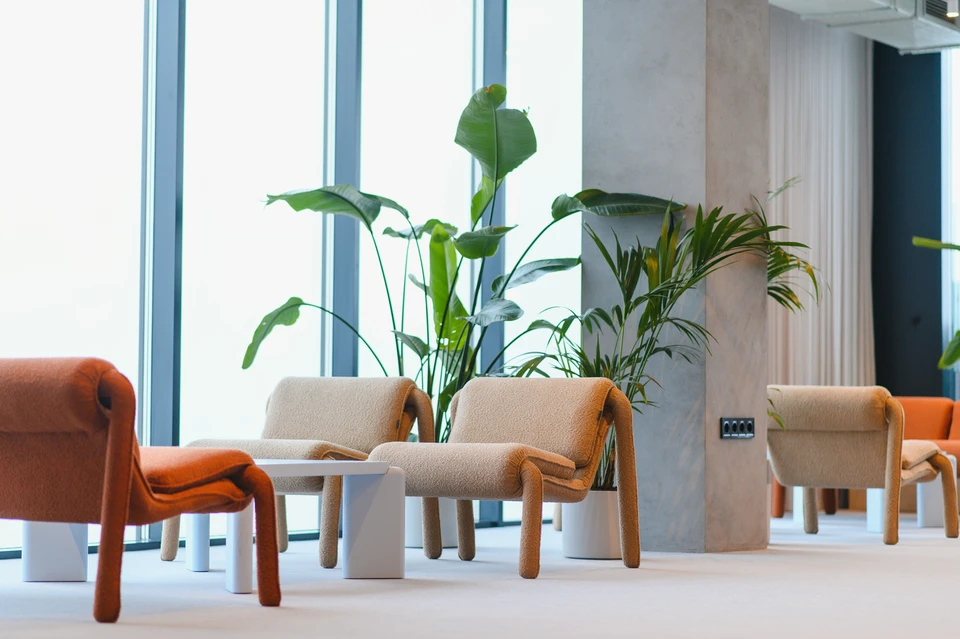 Bureau moderne avec réception d'accueil blanche, comptoir design épuré, espace lumineux aux tons clairs