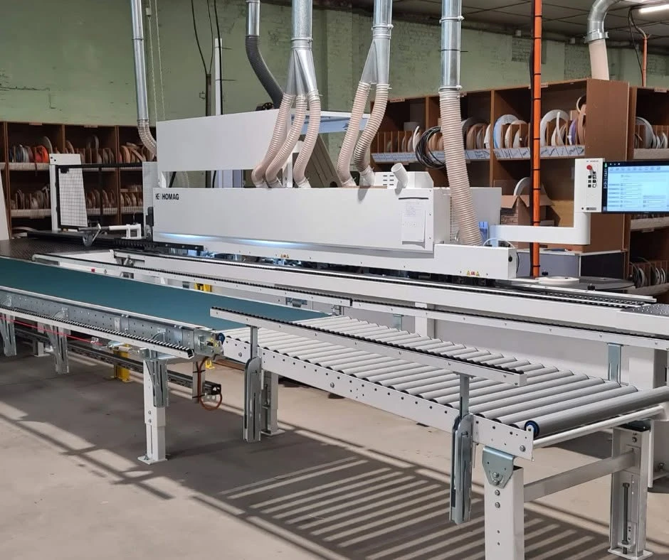 Atelier de menuiserie industriel avec établis en bois, machines-outils et matériaux de construction